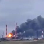 Палаюча бензоколонка Кремля: невідомі безпілотники перетворили на факел Куйбишевський нафтопереробний завод у Самарській області
