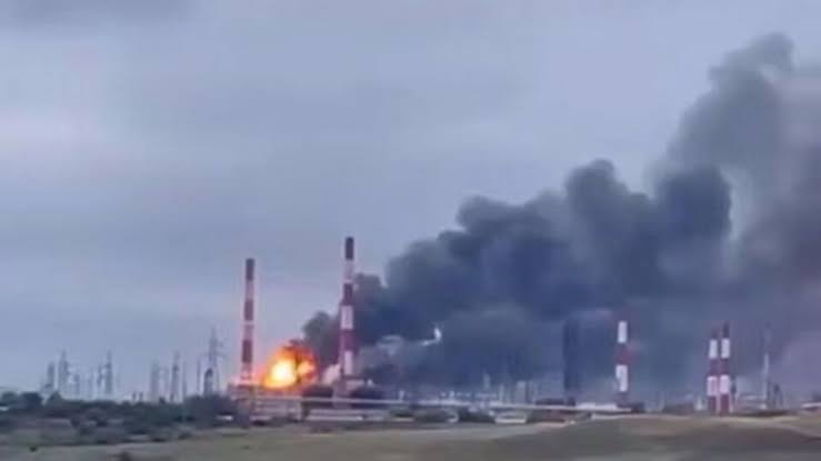 Палаюча бензоколонка Кремля: невідомі безпілотники перетворили на факел Куйбишевський нафтопереробний завод у Самарській області