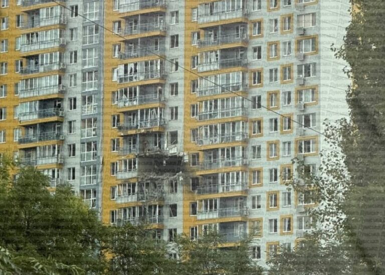 Удар РФ по багатоповерхівці в Одесі: пошкоджені 11 поверхів