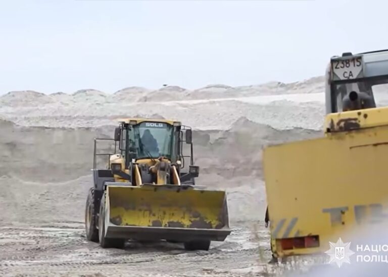 На Кременчуцькому водосховищі викрили незаконний намив піску