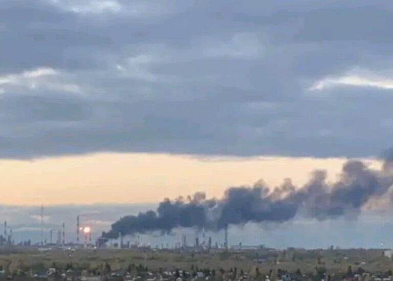 Дрони уразили найбільший російський НПЗ