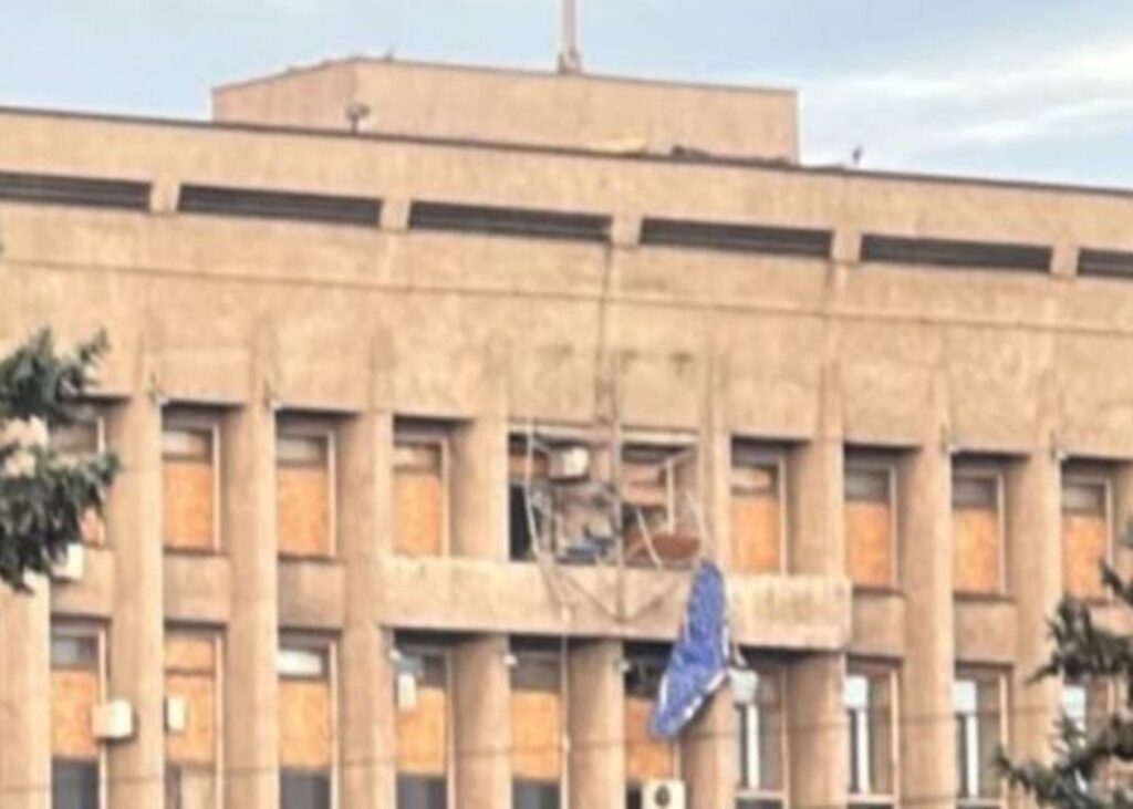 Російський FPV-дрон влучив у герб Запорізької облради