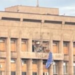 Російський FPV-дрон влучив у герб Запорізької облради