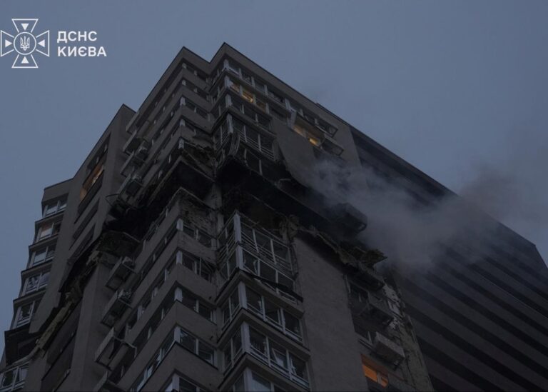 У Києві російський БпЛА влучив у 24-поверхівку