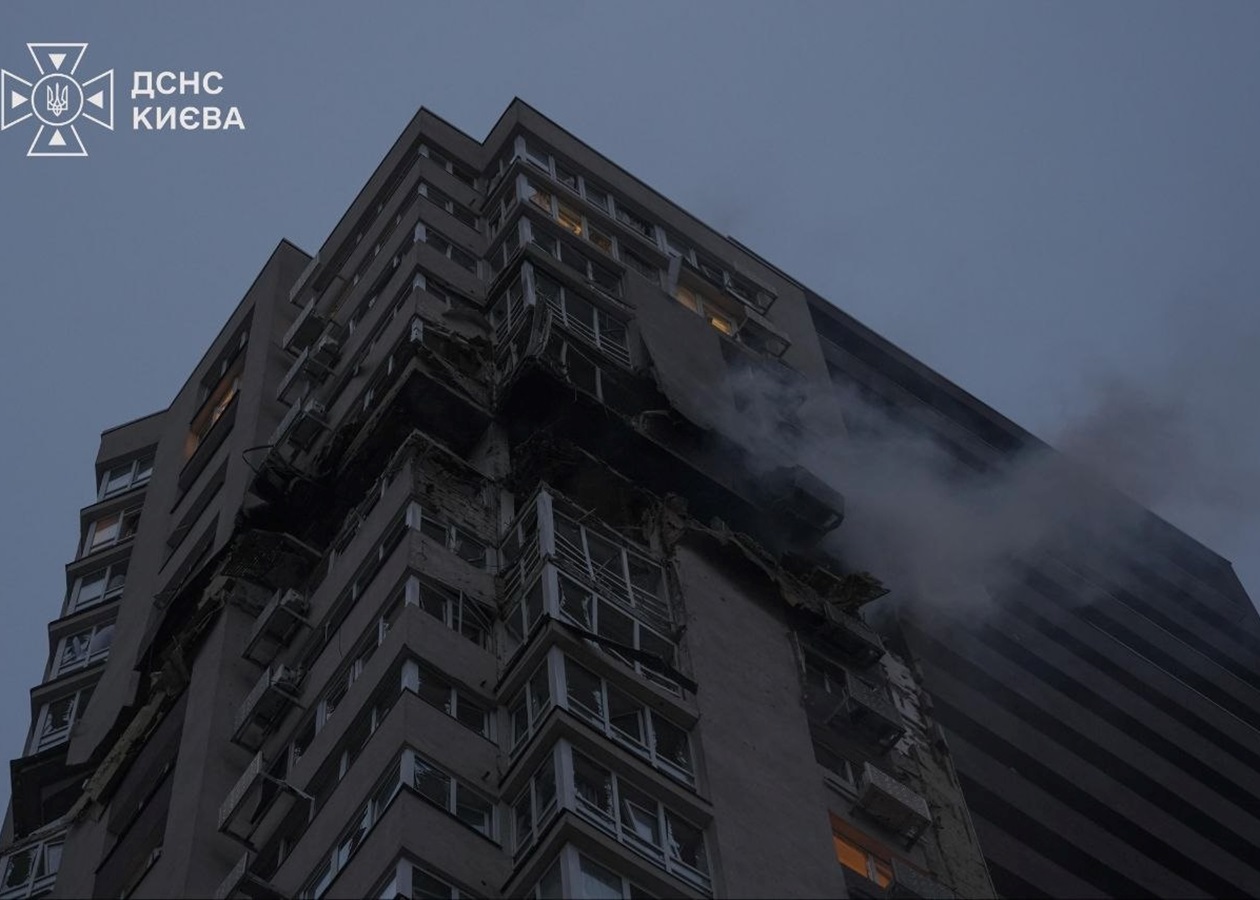 У Києві російський БпЛА влучив у 24-поверхівку