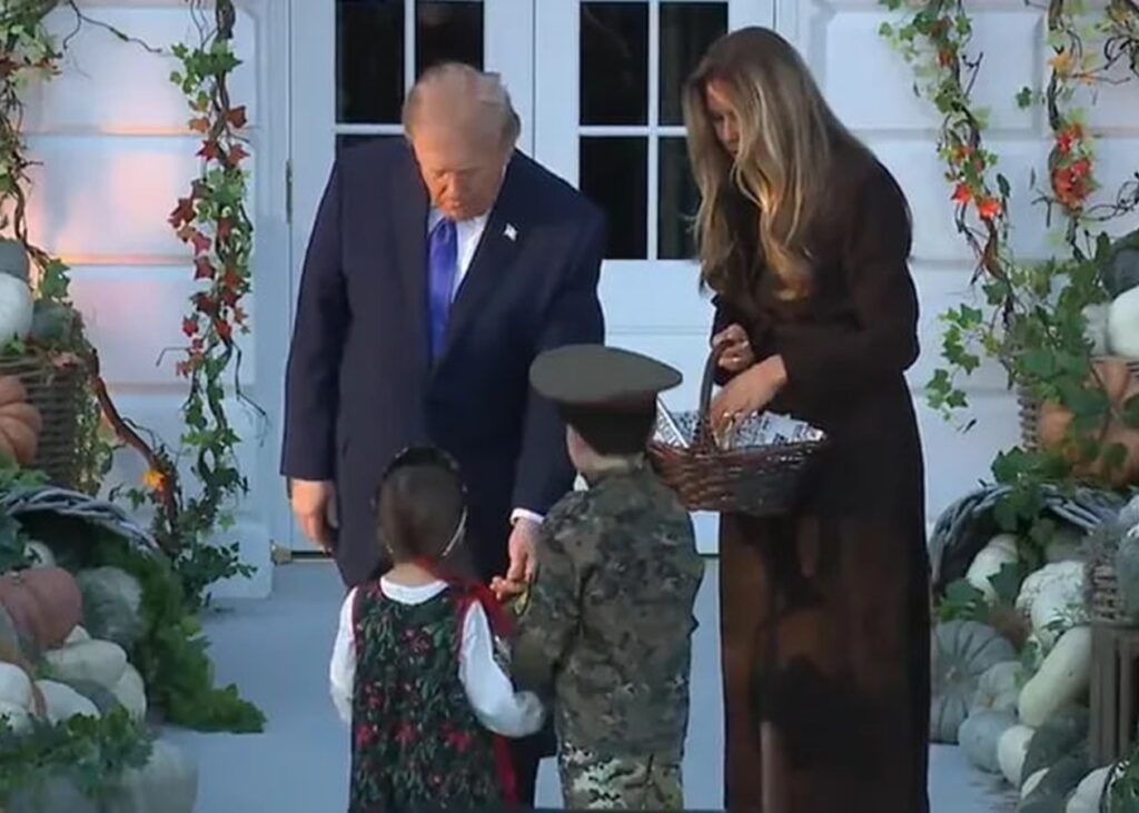 Трамп вручив подарунок дитині в радянській формі