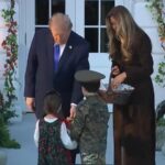 Трамп вручив подарунок дитині в радянській формі