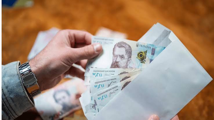 «Прірва у чотири рази»: скільки насправді заробляють українці та де платять найбільше