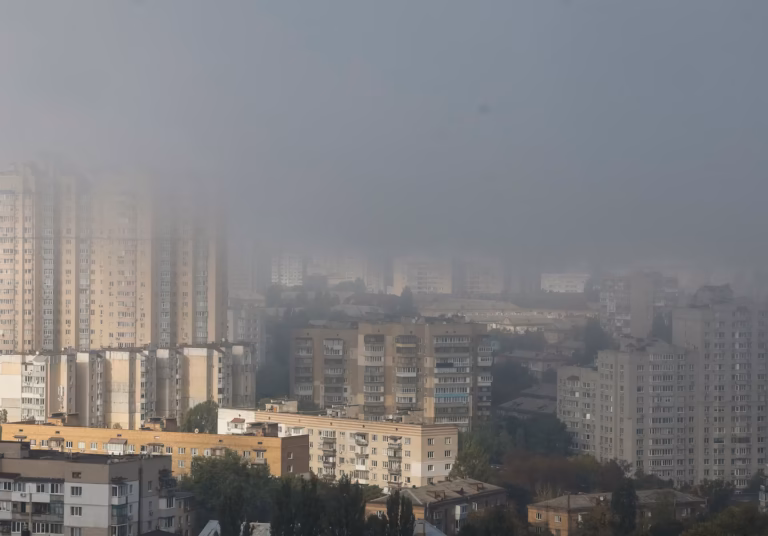 Київ накрило «туманом війни»: сажа й дим після ударів зависли над містом
